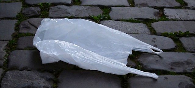 Usano sacchetto al posto del preservativo, finiscono in ospedale