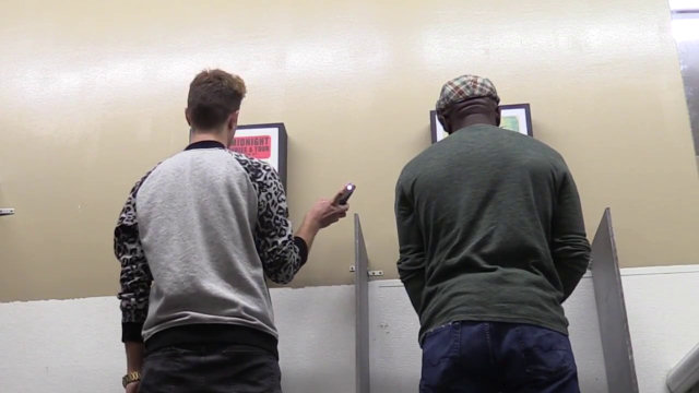 Fare foto nei bagni pubblici - Video incredibili Fare foto nei bagni pubblici - Video incredibili