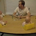 4 gemelli ridono col papà