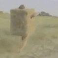 Uomo si trasforma in balla di fieno