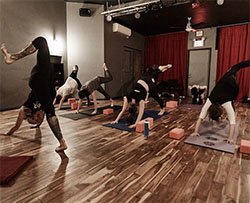 Yoga al ritmo di musica metal