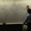 Bambino autistico disegna il mondo a memoria