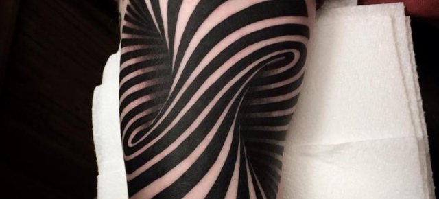 Tatuaggio con effetto ottico