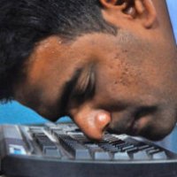Record di scrittura col naso sulla tastiera