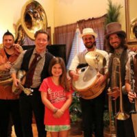 Ingaggia una band per svegliare la figlia