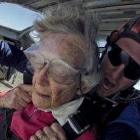Festeggia 100 anni facendo paracadutismo