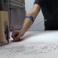 Un artista che dipinge con il suo sangue