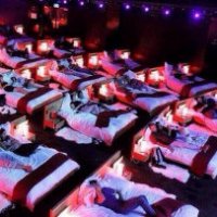 Il cinema con letti al posto delle poltrone