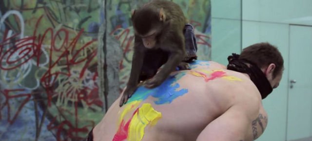 Si fa tatuare la schiena da una scimmia