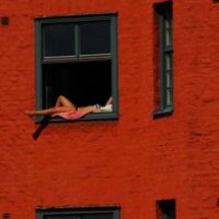 Ragazza in costume provoca incidente