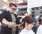 Taglia i capelli ai clienti con una katana