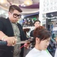 Taglia i capelli ai clienti con una katana
