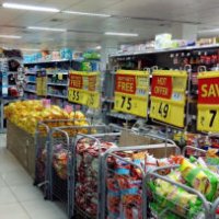 Scopre taccheggiatore e gli offre un lavoro