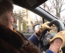 Nonna sfreccia con una Subaru a 81 anni