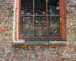 Un muro tapezzato da gomme da masticare