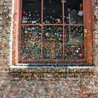 Un muro tapezzato da gomme da masticare