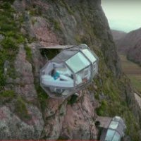 L'hotel sospeso sul fianco della montagna