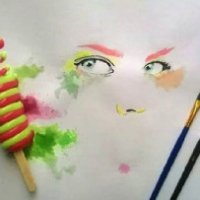 Dipinge usando i gelati come colori