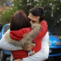 Chiama la polizia per un abbraccio