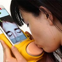 L'accessorio per baciare con gli smartphone