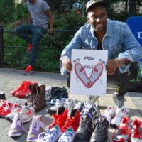 L'uomo che regala scarpe ai senzatetto
