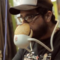 Arriva il panino che si mangia senza mani