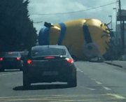 Minion gigante causa un incidente stradale