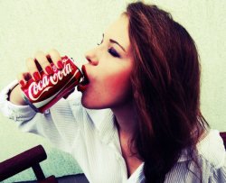 Beve solo Coca Cola per 16 anni, è grave