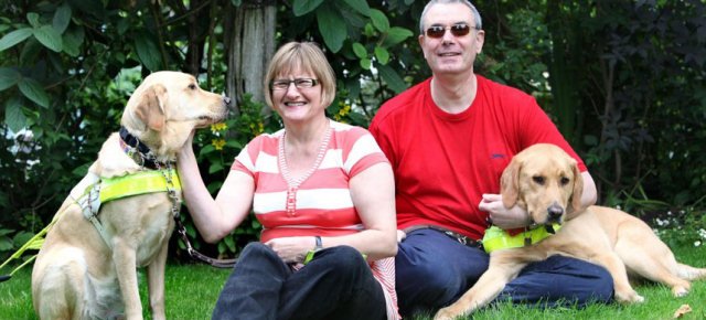 Due ciechi si innamorano grazie ai propri cani guida