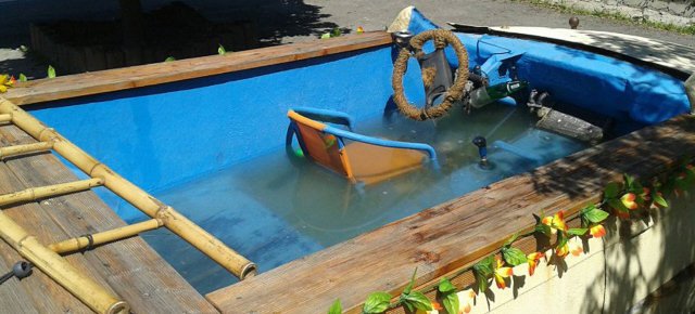 Costruisce una BMW con piscina integrata