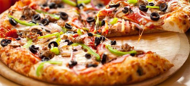 Perde peso mangiando pizza ogni giorno