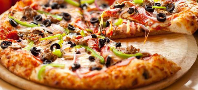 Perde peso mangiando pizza ogni giorno