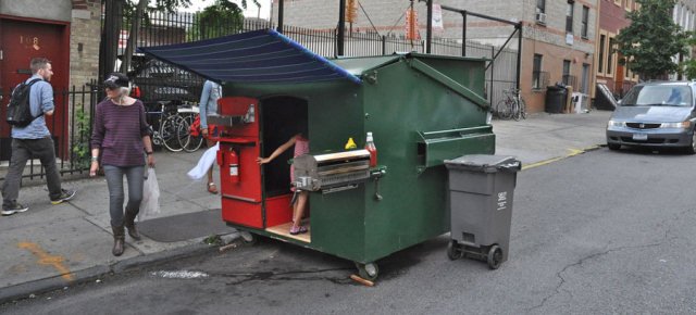 Passa le vacanze nel bidone della spazzatura