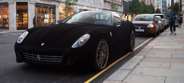 Ecco la Ferrari completamente in velluto nero
