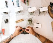 Marijuana agli ospiti del loro matrimonio