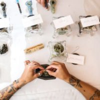 Marijuana agli ospiti del loro matrimonio