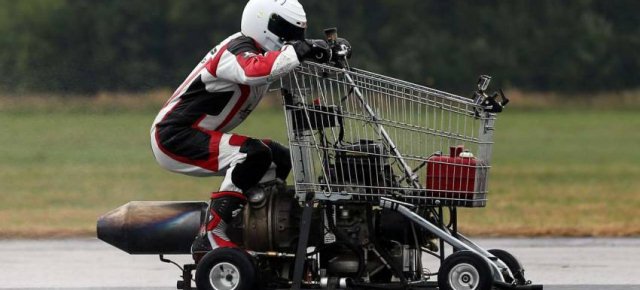 Va a 112 km/h con un carrello della spesa