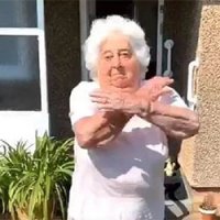 Ha 88 anni, diventa una star di TikTok con la quarantena