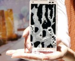 Dal Giappone il primo smartphone lavabile