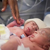 Genitori chiamano due gemelli Corona e Covid