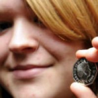 Ragazza trova una moneta dal futuro