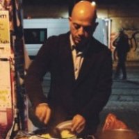 Rifugiato siriano sfama i barboni tedeschi