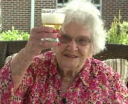 Centenaria svela: bevo tanto alcool!