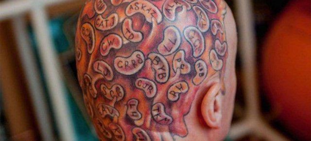 Si fa tatuare 60 fagioli in testa