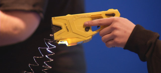 Colpisce la sua ragazza con un taser