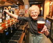 La cameriera più anziana del mondo