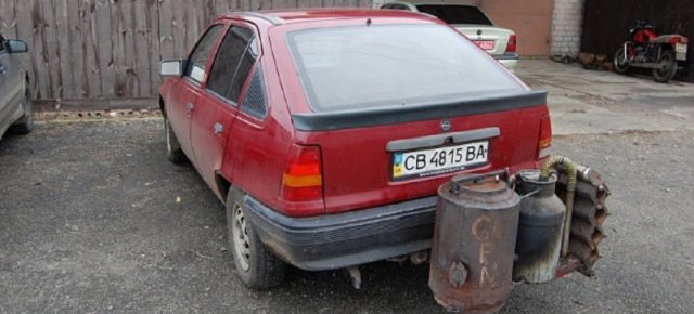 Contro la crisi ecco l'auto che va a legna