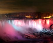 Un festival colora le cascate del Niagara