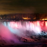 Un festival colora le cascate del Niagara