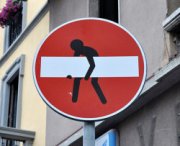 Quali sono i cartelloni stradali più strani presenti fra le nostre strade?